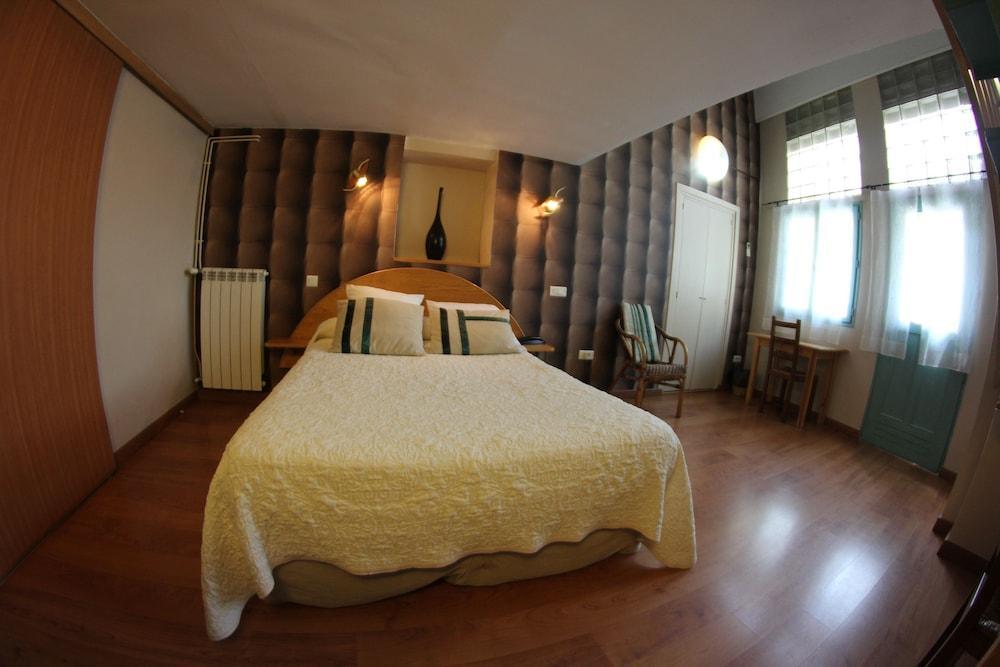 Brit Hotel Privilege Lisieux - La Villa Des Arts 外观 照片