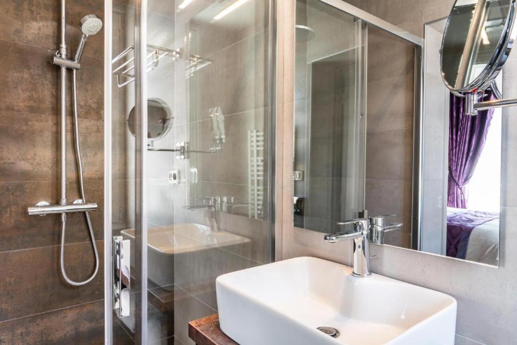 Brit Hotel Privilege Lisieux - La Villa Des Arts 外观 照片