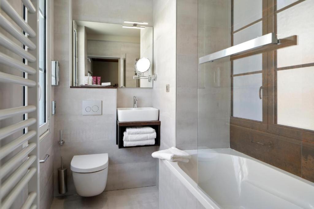 Brit Hotel Privilege Lisieux - La Villa Des Arts 外观 照片