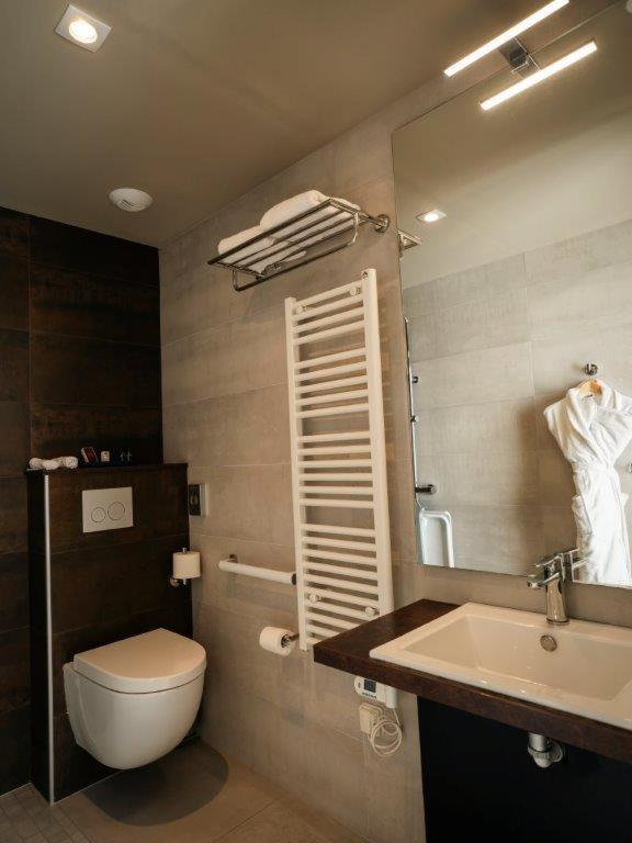 Brit Hotel Privilege Lisieux - La Villa Des Arts 外观 照片