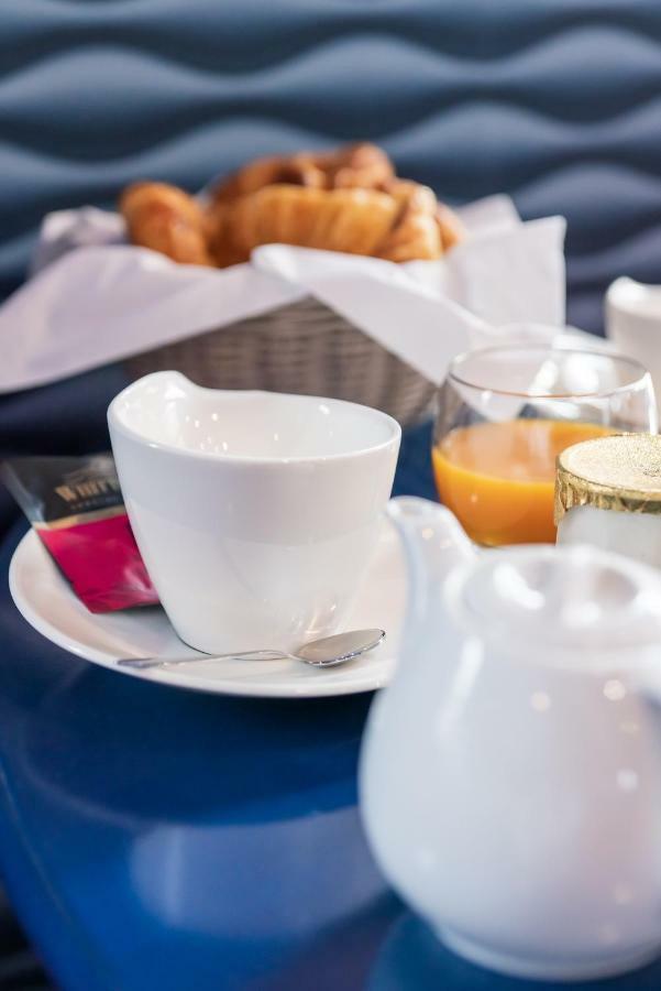Brit Hotel Privilege Lisieux - La Villa Des Arts 外观 照片